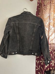 Levi’s Black Cropped Denim Jacket (S)