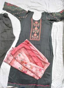 Elegant Embroidered Kurti with Dupatta