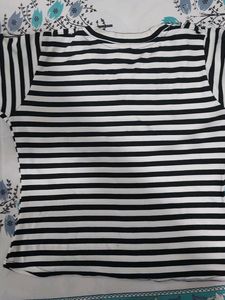 A black white crop tee