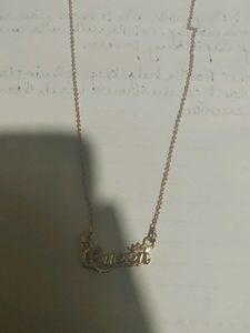 IT IS A NECKLACE FOR WOMEN OR GIRLS