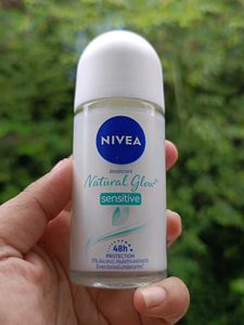 NIVEA Natural Glow Sensitive Deodorant