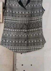 Geometric Print Sleeveless Top