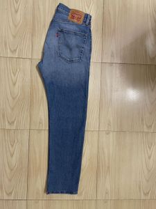 Levis Straight Fit Jeans