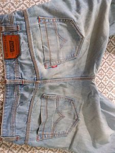 @99 Levi's Light Wash Jeans