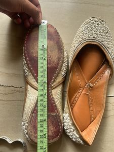 White Pearl Work Mojjedi Juti