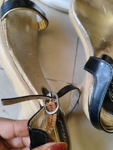 Heel&#39;s Black &amp; Gold Sandals