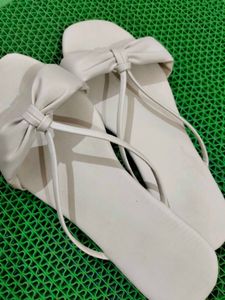 Branded New Off White Trendy Flats ✨