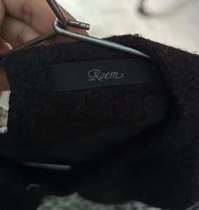 Black collar knitted or wool-blend winter top