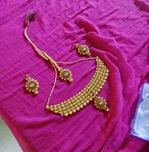 GOLDEN SET WITH MAANGTIKKA
