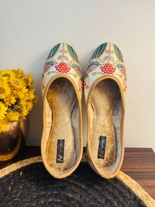 Embroidered Cream Juttis - Size 6