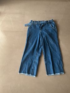 Frayed Hem Cropped Wide-Leg Jeans