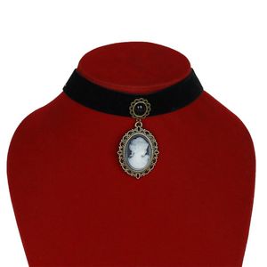 Vintage Cameo Velvet Choker 💎