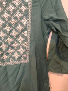 Avaasa Green Rayon Kurta (Women)