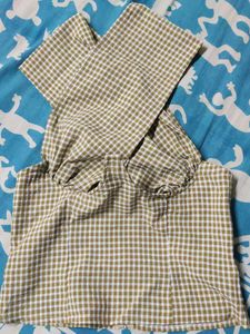 It&#39;s a crop top with criss cross band.