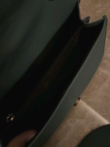 Chic Chain Detail Crossbody Bag