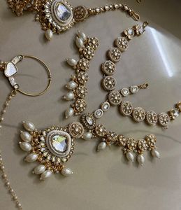 Unused cream kundan necklace
