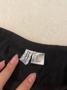 H&amp;M Black N white xs basic Crop Tops