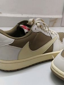 NIKE TRAVIS SCOTT SHOE IN CREAM