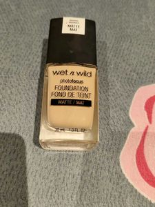 Wet n Wild PhotoFocus Foundation Free Lipstick