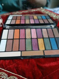 Makeup Revolution Eyeshadow Pallette