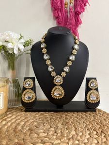 Elegant Kundan Necklace Set