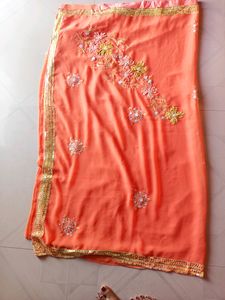 saree with golden blouse
