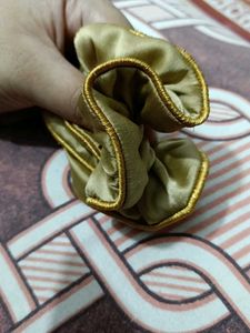 Golden Scrunchie, Maroon Scrunchie