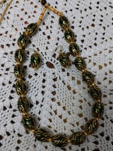 Green Stone Necklace With Earrings