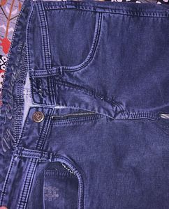 it’s a light wieght stretchable navy blue jeans ..