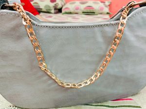 neBag With Single Golden Chain