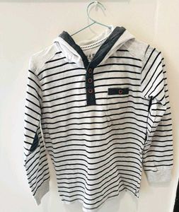 Boys 7/8 Yrs Hooded Tshirt.