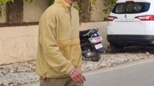 H&amp;M Men’s Beige zip Top Sweatshirt! Size