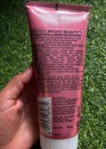 Pond&#39;s Bright Beauty Facewash
