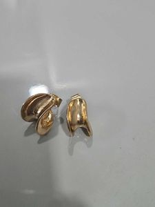 Elegant Gold Tone Ring