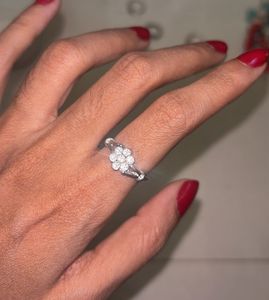 Elegant Floral Silver Ring