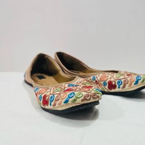 Women Ethnic Mojaris/Shoes