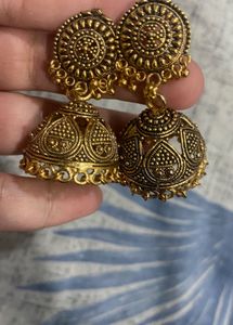 Six Earrings With One Pandle
