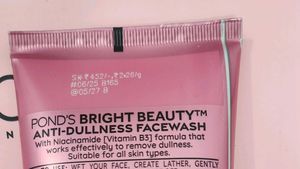 Pond&#39;s Bright Beauty Facewash