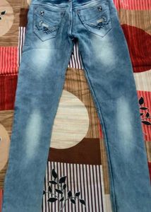 Graphic Knee Light Wash Jeans
