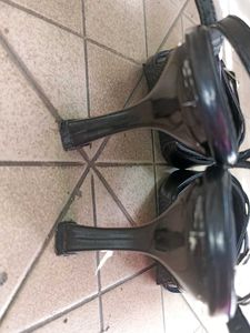 black strapped kitten heels🐈‍⬛⛓️🖤