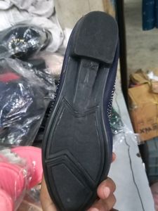 Jo bhi size chaiya wo mil jayega  hamri juta chappat ke dukan hai or best quality milta hai