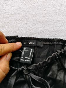 Forever 21 : Chic Black Tie-Front Top