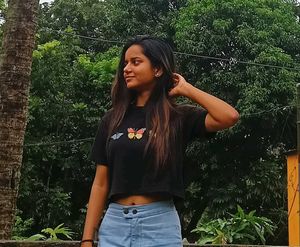 Crop Top &amp; Jeans Outfit