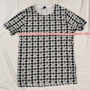 Houndstooth Pattern T-Shirt Size L