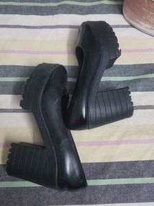 Black Solid Heel Sho