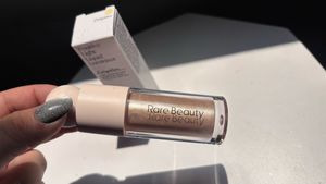 Rare Beauty Liquid Luminizer :- Enlighten(Dupe)