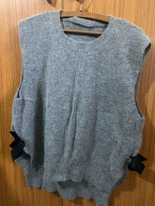 Sleeveless Sweater With Bow