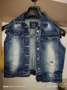 Girl&#39;s Sleevless Denim Jacket / Vest