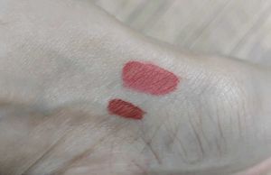 Combo 2 MatteLipstick &amp; Hair Clip Bundle - 4 Piece