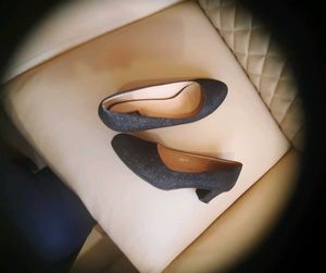 Flat n Heels Womens Black Pumps